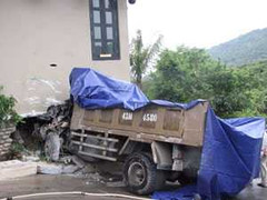 Xe tải đâm vào khu Resort, 3 người thương nặng