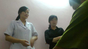 Phòng khám Trung Quốc 'giam lỏng' bệnh nhân