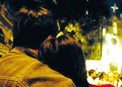 Bỏ tiền triệu thuê “bạn trai” xem Euro đắt khách