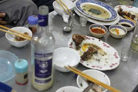 Sinh viên và thú tiêu khiển với rượu kém chất lượng