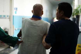 Cảm động hai người con trai xẻ da cứu cha già bị bỏng