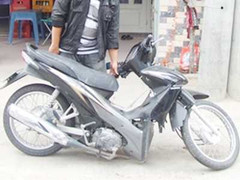 Xe máy Honda gãy đôi khi đang lưu thông