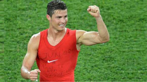Ronaldo lập cú đúp thần kì: Đừng nhớ đến tôi vì Messi