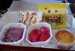 Đồ ăn cho trẻ 'tái chế' từ thức ăn thừa hàng không