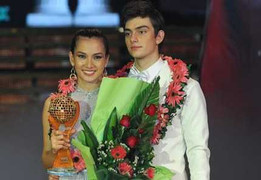 Anh Thư tango quyến rũ với áo dài Việt Nam