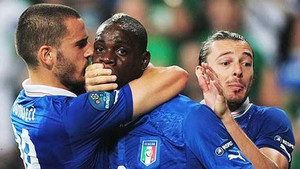 Đồng đội bịt miệng không cho Balotelli mừng siêu phẩm