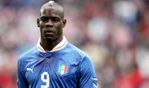 Balotelli khép lại thắng lợi 2-0 cho Italia