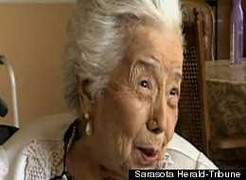 Mẹ già 104 tuổi chăm sóc con 87 tuổi mất trí nhớ