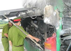 Quảng Ngãi: Một ngày 2 ô tô đột nhiên bốc cháy