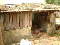 Nhốt người vào chuồng gà để đòi tiền