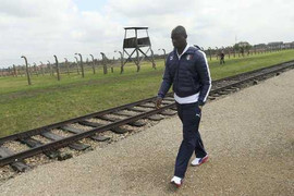 Euro 24h: Balotelli nổi khùng, gây hấn với cánh săn ảnh