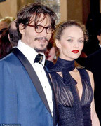 Johnny Depp và Vanessa Paradis 'tan đàn xẻ nghé'