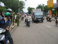 Bà lão lấy thân mình cản xe cứu người