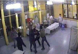 Côn đồ xông vào bệnh viện chém người bệnh và kíp trực