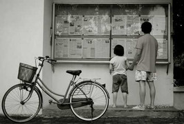 Đọc báo ở bảng tin, ai còn nhớ?!