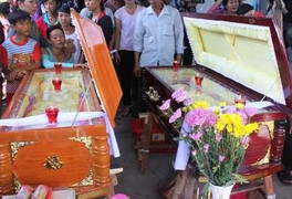 Xót xa lễ tang 2 bé song sinh bị con nghiện sát hại