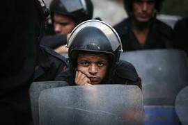 Ảnh quốc tế 21/6: Cảnh sát ngồi chờ bạo động