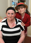 Chuyện về bé gái 8 tuổi 'dành lại' nhan sắc cho mẹ