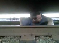 Video: ‘Đùa với tử thần’, nằm dưới đoàn tàu đang chạy