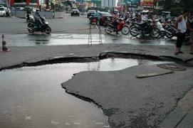 Hà Nội: Vỡ ống nước, đường sụt lún nghiêm trọng