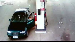 Nghịch dại với lửa làm cháy xe và cây xăng