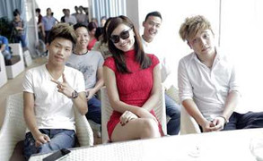 Vũ Hạnh Nguyên, Hồng Quế cùng nhau khoe sắc