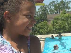 Bé gái 5 tuổi cứu sống một em bé 4 tuổi tại hồ bơi