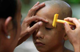 Ảnh quốc tế 23/6: Cậu bé cạo đầu, chuẩn bị đi tu