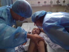 Cứu mẹ, bé 7 tuổi bị tổn thương não