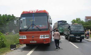 Xe khách bốc cháy, hàng chục học sinh thoát nạn