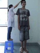 Phẫu thuật cho chàng trai 2,03m để hạn chế chiều cao