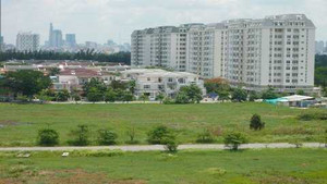 'Đại gia' ứa nước mắt chở con bằng... xe máy