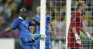 Phút bối rối của Balotelli trước Joe Hart