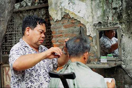 Nghề cắt tóc nam, một vốn… bốn chục lời