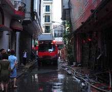 Hà Nội: Quán karaoke bùng cháy giữa phố