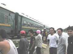 Cố vượt qua đường sắt, hai người tử nạn