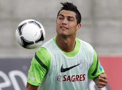 Tây Ban Nha vào bán kết: Ronaldo vẫn thua... ông trời