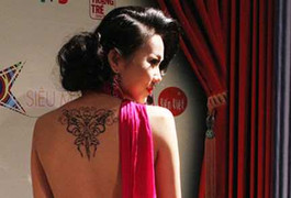 Thanh Hằng diện đầm hiệu, khoe hình xăm độc đáo