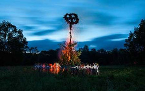 Ảnh quốc tế 25/6: Vũ điệu lửa của người Belarus