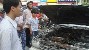 Cần Thơ: Xe ô tô bốc cháy, 5 người thoát chết