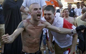 Cổ động viên Italia tại Anh bị hooligan tấn công