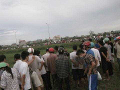 Phát hiện xác chết không mặc áo trên bãi cỏ