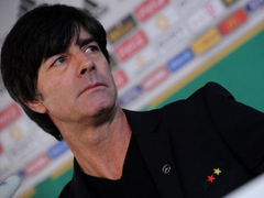 HLV tuyển Đức: Mê cờ bạc, 