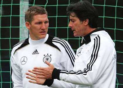 HLV ĐT Đức: Bố trí người kèm Pirlo là không cần thiết