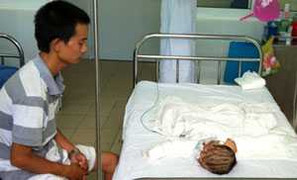 Bất cẩn khi thắp đèn, cả nhà bỏng nặng