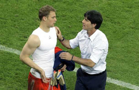 Bán kết Euro 2012: Sơ mi đối đầu mặc Vest