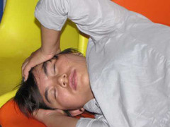 Nam y sĩ dùng ghế sắt phang đầu nữ dược sĩ