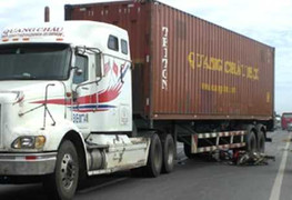 Xe container đè nát 2 xe máy, 3 người thương nặng