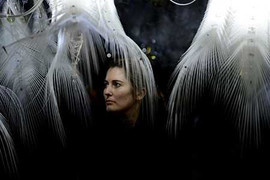 Ảnh quốc tế 27/6: Người phụ nữ và những chiếc lông chim