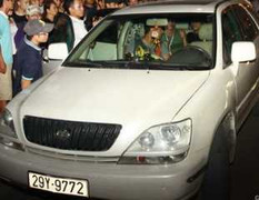 Đi xe Lexus mang súng thách thức CSCĐ